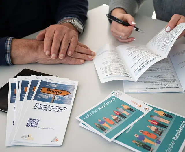 Pflegebedürftigkeit kann viele Menschen unerwartet treffen. Der Pflegestützpunkt hilft dann bei wichtigen Fragen und der Orientierung. | Foto: Stadt Karlsruhe