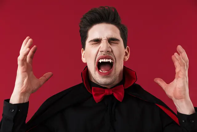 mit wenigen Accessoires ist ein tolles Vampirkostüm schnell gemacht | Foto: Drobot Dean/stock.adobe.com