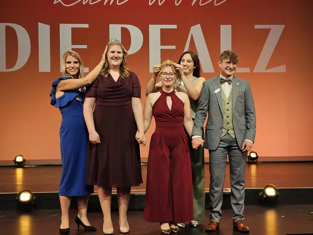 Das neue #teampfalz im Amt: Emely Mugler (Mitte) wird zur Pfälzischen Weinkönigin gekrönt, Sandra Krebs (links) erhält ihre Krone und Johannes Keller (rechts) seine Anstecknadel. | Foto: Michael Landgraf