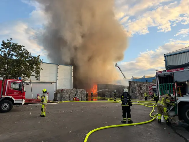 Bei einem Großbrand auf dem Gelände eines Müllverwerters im Industriegebiet Rombrock in Iserlohn-Sümmern brannten Kunststoffmüllballen. Die Feuerwehr war mit Stadtalarm im Großeinsatz, drei Einsatzkräfte wurden leicht verletzt. | Foto: Feuerwehr Iserlohn