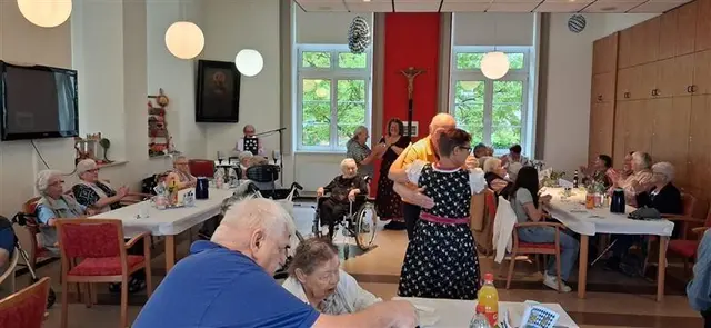 Im Caritas-Altenzentrum St. Anton feierten die Bewohnerinnen und Bewohner in dieser Woche ein Oktoberfest mit Musik, Tanz und gemeinsamem Essen. | Foto: Caritas-Altenzentrum St. Anton