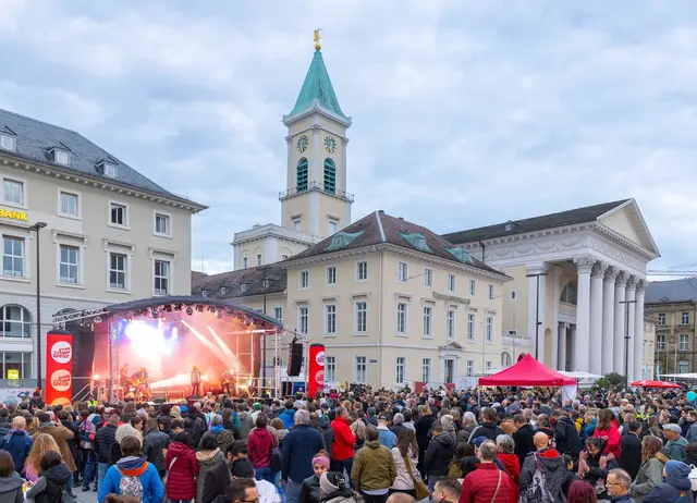 Am 10. und 11. Oktober wird die Karlsruher Innenstadt zur Bühne für Live-Musik, Gastronomie, ein Kinder- und Jugendprogramm sowie internationale Straßenkunst. | Foto: Stadtfest © KME, Foto: Jürgen Rösner
