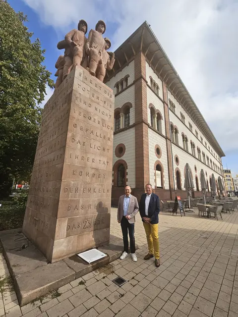 Das 23er Denkmal zwischen Fruchthalle und Tourist Information erinnert an die im Ersten Weltkrieg gefallenen Soldaten des 23. Bayerischen Infanterieregiments. Eine neue Infoplakette erläutert jetzt seine Geschichte. Das Foto zeigt Bürgermeister und Kulturdezernent Manfred Schulz (links) und Kulturreferatsleiter Christoph Dammann  | Foto: Stadt KL/gratis