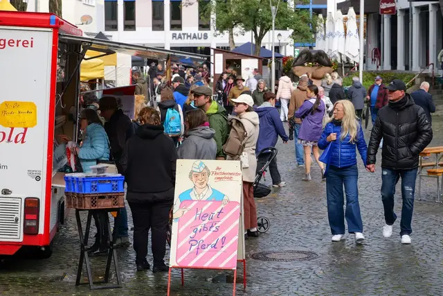 Neben Weinfesten und Kerwen gehören am Feiertagswochenende auch Märkte wie der Bauernmarkt in Ramstein zum Programm in der Region. | Foto: Archiv/ Erik Stegner