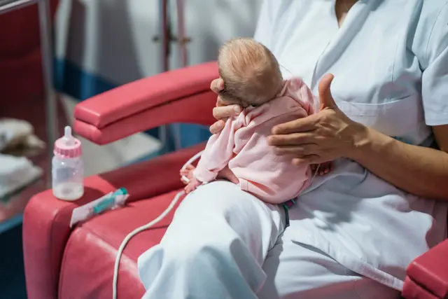 Ein Online-Infoabend gibt Eltern mit Neugeborenen Hinweise zu Unterstützung, Babyfragen und Kita-Anmeldung. | Foto: karrastock/stock.adobe.com