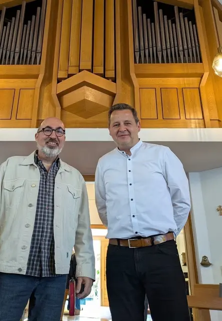Pastoralreferent Oliver Wagner (links) Organist Gernot Gölter laden dazu ein, die Seele etwas baumeln zu lassen | Foto: red