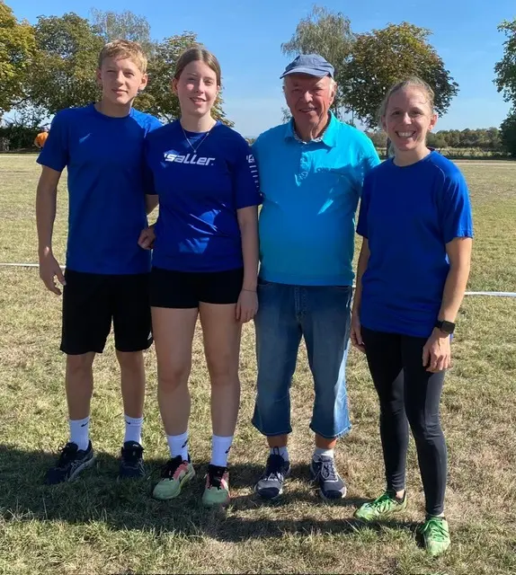 Trainer Hans Koob mit seinen Schützlingen | Foto: TSV Iggelheim