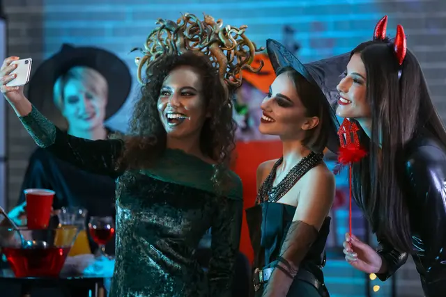 Hexe trifft Medusa - diese Halloweenkostüme sind schnell und ohne große Nähkünste selbst gemacht | Foto: Pixel-Shot/stock.adobe.com