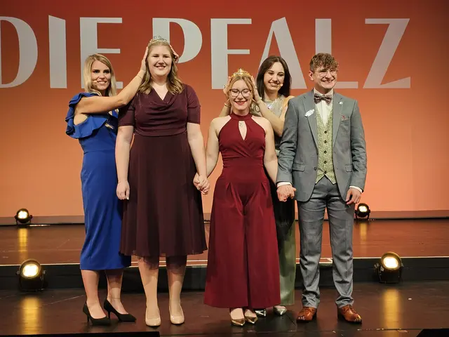 Emely Mugler (Mitte) wird als neue Pfälzische Weinkönigin gekrönt, Sandra Krebs (links) und Johannes Keller (rechts) erhalten ebenfalls ihre Insignien für das neue Amtsjahr. | Foto: Michael Landgraf