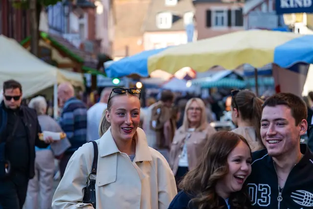 Lachen, plaudern, genießen: Beim Keschdefeschd war die gute Stimmung in der ganzen Altstadt zu spüren. | Foto: Erik Stegner