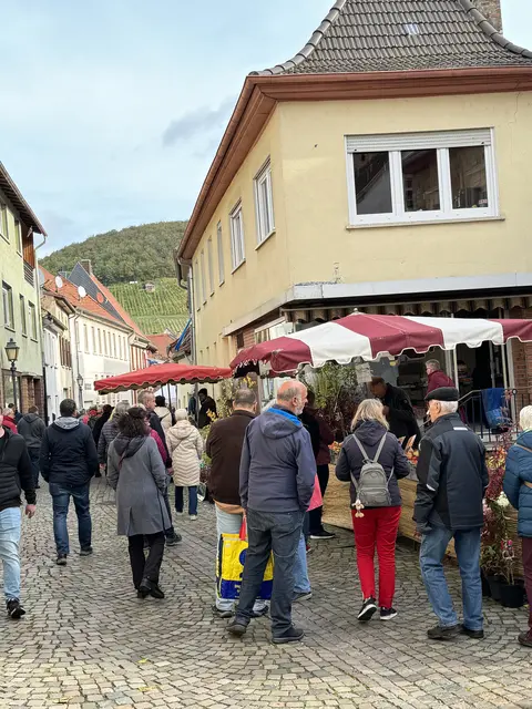 Zahlreiche Besucherinnen und Besucher werden auch in diesem Jahr zum Herbstmarkt in Obermoschel erwartet | Foto:  Arno Mohr