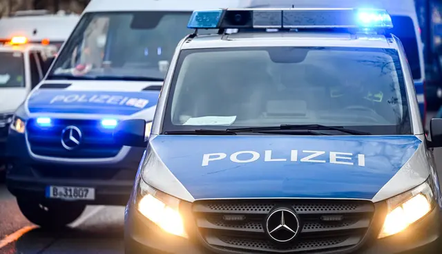 Die Polizei nimmt die Verfolgung des jungen Mannes auf. (Symbolbild) | Foto: Jens Kalaene/dpa