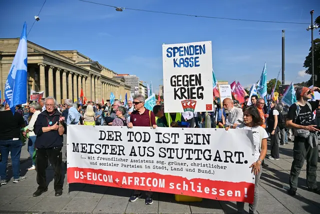 Die Demonstration begann und endete auf dem Stuttgarter Schlossplatz.  | Foto: Jan-Philipp Strobel/dpa