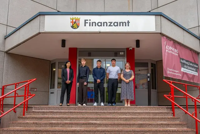 Im Finanzamt Kusel-Landstuhl haben drei Nachwuchskräfte ihre Ausbildung begonnen. | Foto: Finanzamt Kusel-Landstuhl