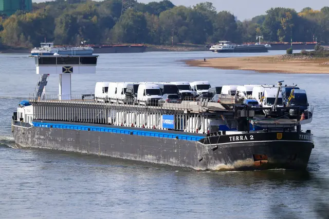 Das Frachtschiff kommt auf dem Rhein gut voran, hier ein Foto vom Duisburger Rheinufer aus. | Foto: Christoph Reichwein/dpa