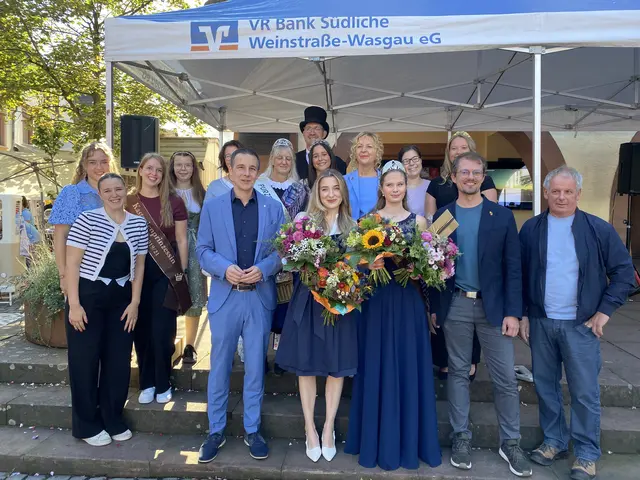 Nach der Krönung versammelten sich die neue Kastanienprinzessin Vanessa II., ihre Vorgängerin und zahlreiche Ehrengäste zum gemeinsamen Erinnerungsfoto beim Keschdefeschd in Annweiler. | Foto: Verein Südliche Weinstrasse Annweiler am Trifels e.V.