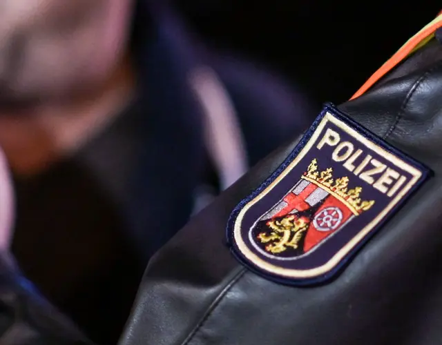 Eine 89-jährige Frau übergab Bargeld und Schmuck im Wert von rund 1.000 Euro an die Betrüger. (Symbolbild) | Foto: Andreas Arnold/dpa