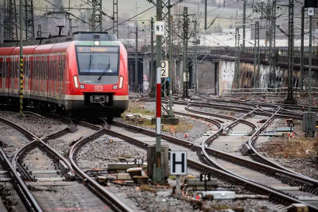 In Stuttgart ist der S-Bahn-Verkehr eingeschränkt. (Symbolbild) | Foto: Christoph Schmidt/dpa
