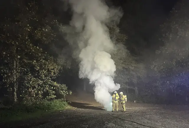 Nach umfangreicher Suche fanden die Einsatzkräfte schließlich ein Feuer in einem Kanalschacht im Bereich des Vogelwoogs. Dort brannten Plastikgegenstände und Unrat. | Foto: Feuerwehr Kaiserslautern