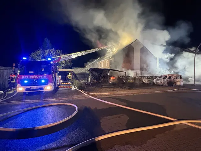 Großbrand im Kastanienweg in Zeven: Ein Carport mit zehn Fahrzeugen brannte in der Nacht zu Sonntag vollständig aus, die Flammen griffen auf ein Wohnhaus über. Rund 150 Feuerwehrleute und 43 DRK-Kräfte waren im Einsatz. | Foto: Kreisfeuerwehr Rotenburg (Wümme)