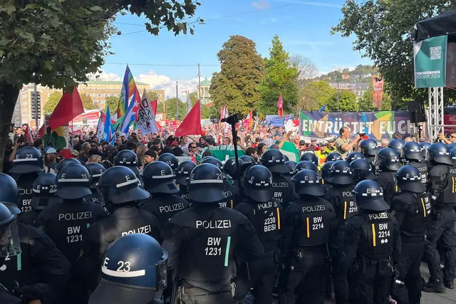 Gegen die Rede der BSW-Rednerin gab es Sprechchöre, die Polizei zeigte Präsenz an der Bühne.  | Foto: Marc Zeilhofer/dpa