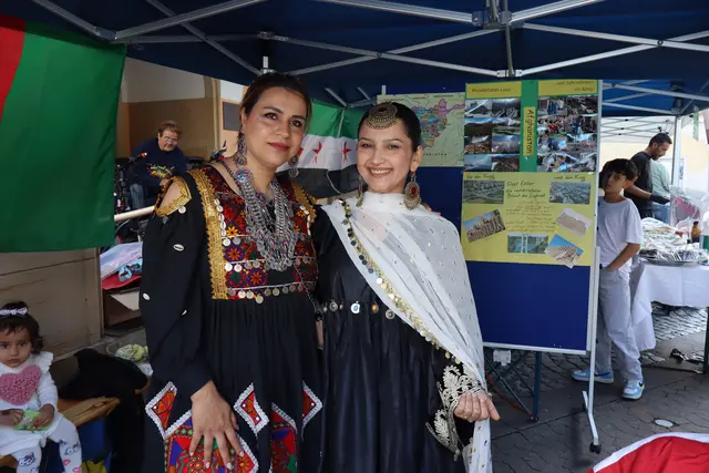 Am Stand der Community, die die Nation Afghanistan vorstellte, gab es viele Speisen für Besucher und man kam ins Gespräch.  | Foto: jg