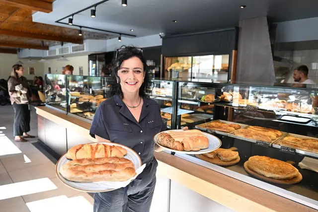 In vielen Städten gibt es die Balkan-Bäckereien mittlerweile.  | Foto: Felix Kästle/dpa