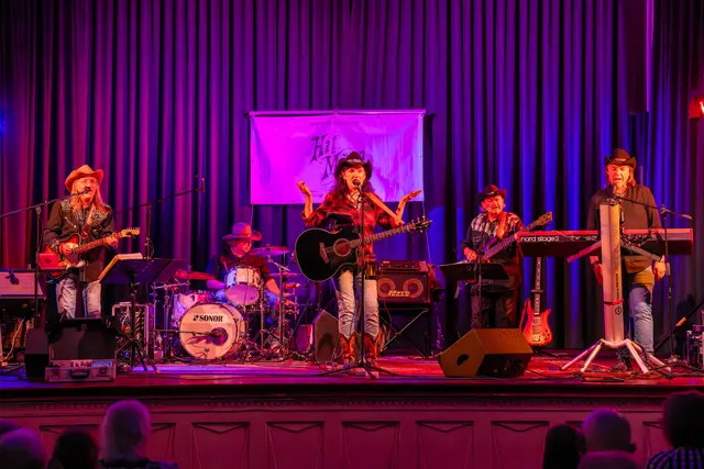 Die Band "Hi! Mama" mit Country-Musik im Saal Löwer | Foto: Johann-Peter Melder
