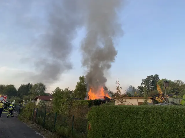 Eine Gartenlaube in der Kleingartenanlage am Lohgraben in Landau brannte am Sonntag vollständig aus. Die Feuerwehr verhinderte ein Übergreifen der Flammen, die Polizei sucht Zeugen zur bislang unklaren Brandursache. | Foto: Polizeidirektion Landau