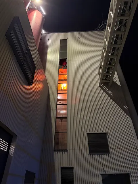 In Büddenstedt brannte ein Anlagenteil einer Klärschlammverbrennungsanlage über mehrere Ebenen. Die Feuerwehr schützte ein Heizöl- und Gefahrgutlager sowie betroffene Gasflaschen. | Foto: Feuerwehr Helmstedt