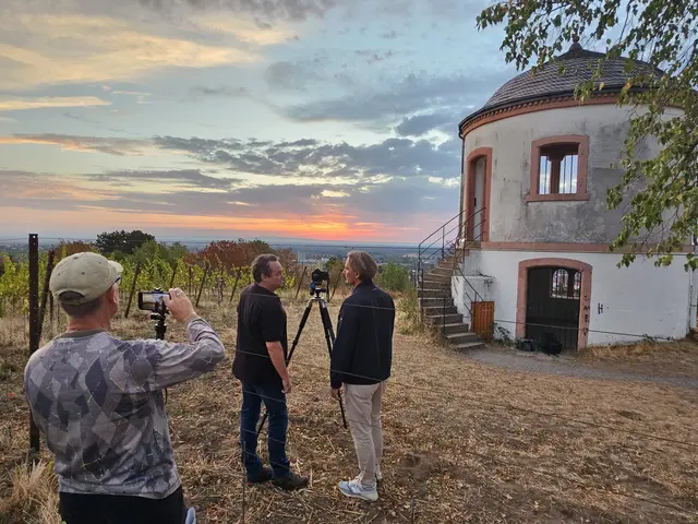 Jochen Heim mit Marius Zimmermann im Interview beim Sonnenaufgang am Deidesheimer Tempel. | Foto: Michael Landgraf