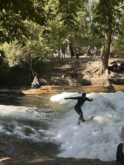 Eisbachwelle in München beim Eingang Englischer Garten | Foto: SM