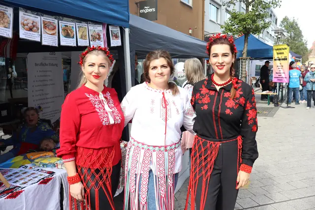 Frauen aus der Ukraine zeigten sich in Trachtenmode beim Internationalen Fest.  | Foto: jg