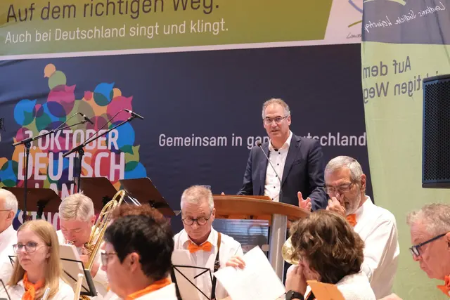 Beim Einheitssingen in Insheim feierten fast 300 Menschen mit Chören, Kapelle und Live-Band den Tag der Deutschen Einheit. | Foto: KV SÜW
