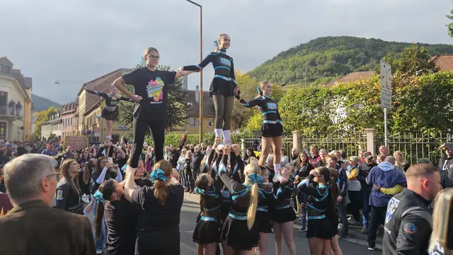 Tanz und Musik gehören traditionell zum bunten Treiben beim Winzerfestumzug. | Foto: Eva Bender