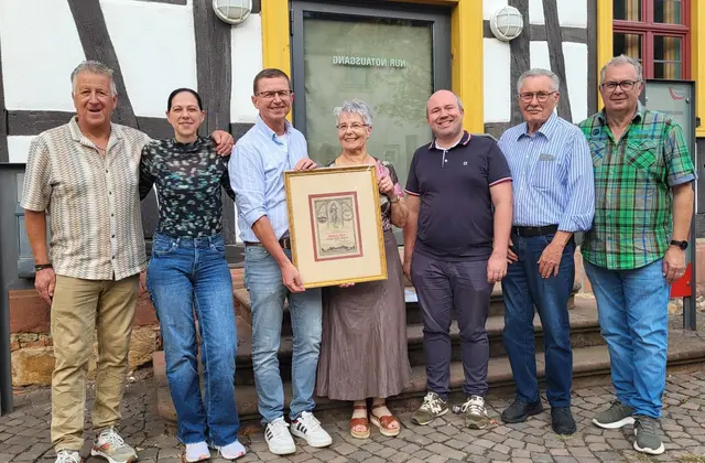 Verleihung der Christian-Löffler-Urkunde an Mireille Giel (Mitte) durch den Vorstand des Vereins. Von links: Martin Jüllig, Carina Neumann, Asmus Kaufmann, Tristan Werner, Helmut Flöser, Thomas Schramm. | Foto: Felix Redlingshöfer