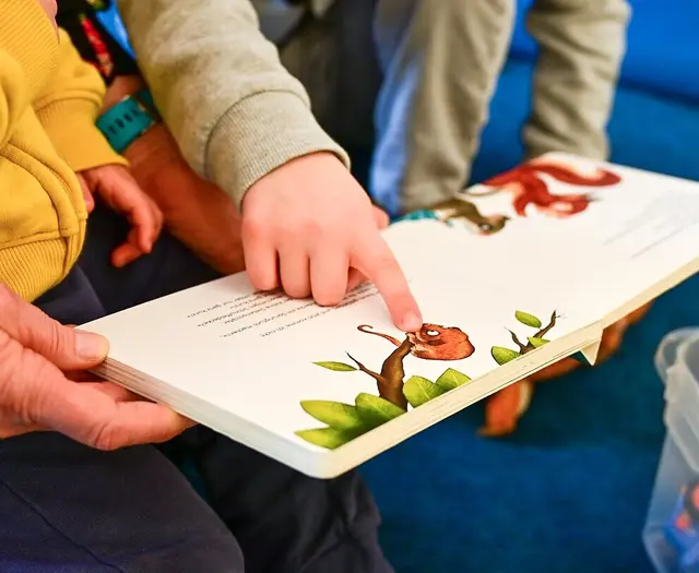 Ein Kind in einer Pflegefamilie zu begleiten, kann zu einem dauerhaften Zuhause werden. | Foto: Stadt Karlsruhe, Sabine Enderle