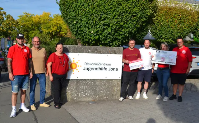Patrick Schwartz, Carsten Steuer, Sabine Heyn, Daniel Goedel, Oliver Schmitt, Britta Laudemann und Jörg Reeber (von links) bei der Spendenübergabe. Nicht dabei waren: Volker Laudemann, Norbert Bergemann und Andy Etagen | Foto: Frank Schäfer