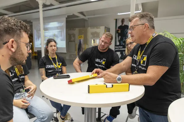 16 Influencer aus Deutschland und Österreich waren der Einladung von Stabila zum 5. Social Media Day nach Annweiler gefolgt. Neben Ausflügen in historische Baukunst und Einblicke in die Produktion stand vor allem das gemeinsame Networking im Fokus – von Profi zu Profi! | Foto: STABILA