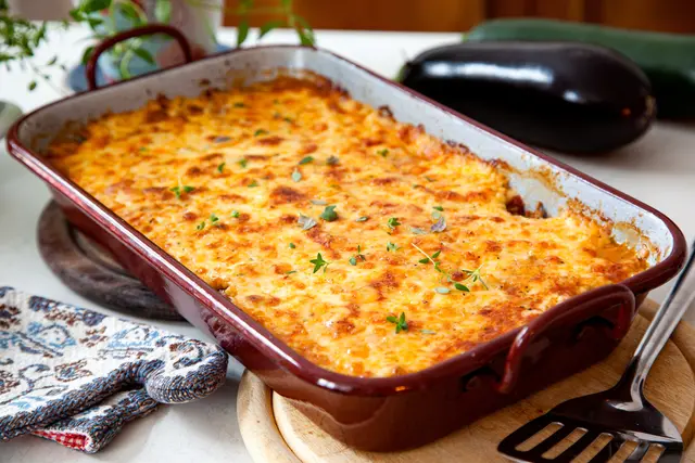 Herbstlicher Kürbis-Kartoffel-Auflauf mit Käse und Kräutern. | Foto: babsi_w/stock.adobe.com