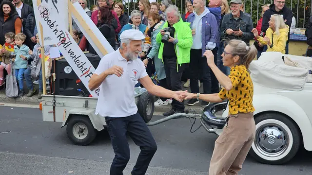 Mit Musik und Tanz geht es beim Winzerfestumzug durch die Neustadter Innenstadt. | Foto: Eva Bender