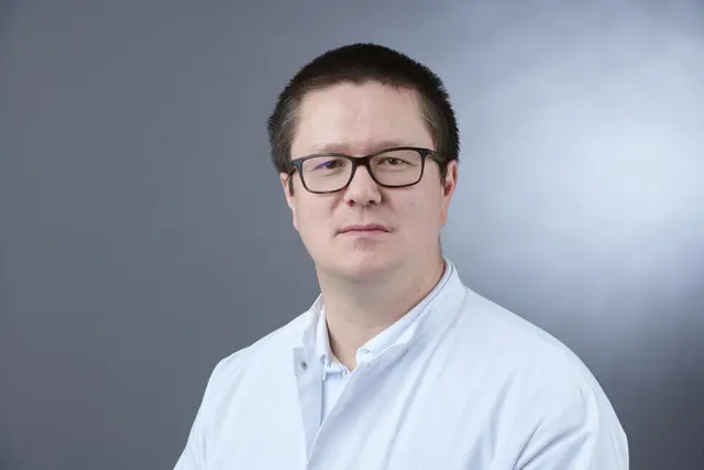 Im Klinikum Idar-Oberstein informiert Leitender Oberarzt Tim Baltabey über Schilddrüsenerkrankungen und mögliche Behandlungen. | Foto: SHG/Tom Gundelwein