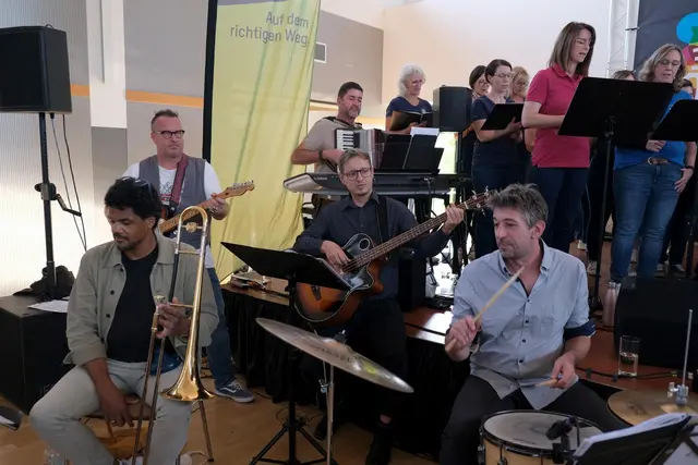 Beim Einheitssingen in Insheim feierten fast 300 Menschen mit Chören, Kapelle und Live-Band den Tag der Deutschen Einheit. | Foto: KV SÜW