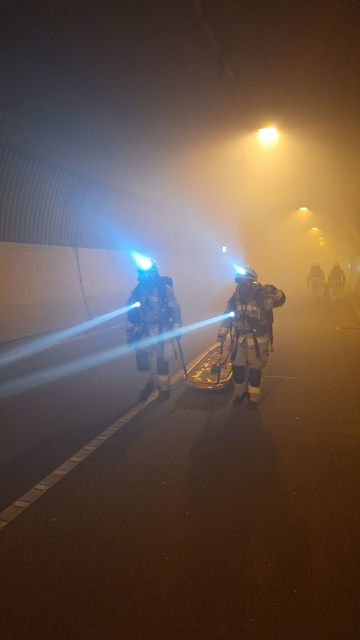 Rund 70 Einsatzkräfte von Berufs- und Freiwilliger Feuerwehr, THW, Polizei und Rettungsdienst hatten im Rahmen einer ersten, kleineren Übung am 27. April 2026 bereits die Bekämpfung eines Autobrandes mit mehreren verletzten Personen im Schlossbergtunnel geprobt. Am 8. Oktober 2026 folgt nun eine weitere, größere Übung. | Foto: Feuerwehr Heielberg