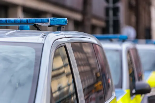 Unbekannte beschädigten in Karlsruhe die Scheibe eines Lokals und versuchten offenbar, sie anzuzünden. Die Kriminalpolizei sucht Zeugen. | Foto: Paul Needham
