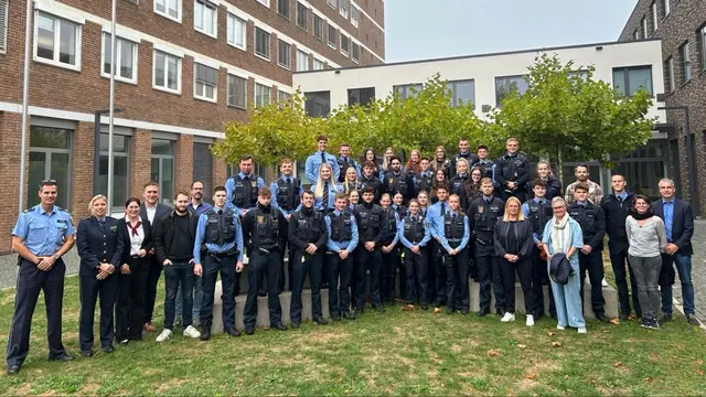 Das Polizeipräsidium Trier erhält 40 neue Polizeibeamtinnen und Polizeibeamte. Darunter sind 30 Absolventinnen und Absolventen der Hochschule für Polizei. | Foto: Polizeipräsidium Trier