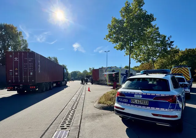 Bei einer Großkontrolle auf dem Parkplatz Menhir an der A61 überprüften Polizei, Zoll und weitere Behörden 64 Fahrzeugkombinationen. Zwölf Fahrzeuge durften wegen Mängeln, Überladung oder weiterer Verstöße zunächst nicht weiterfahren. | Foto: Verkehrsdirektion Mainz