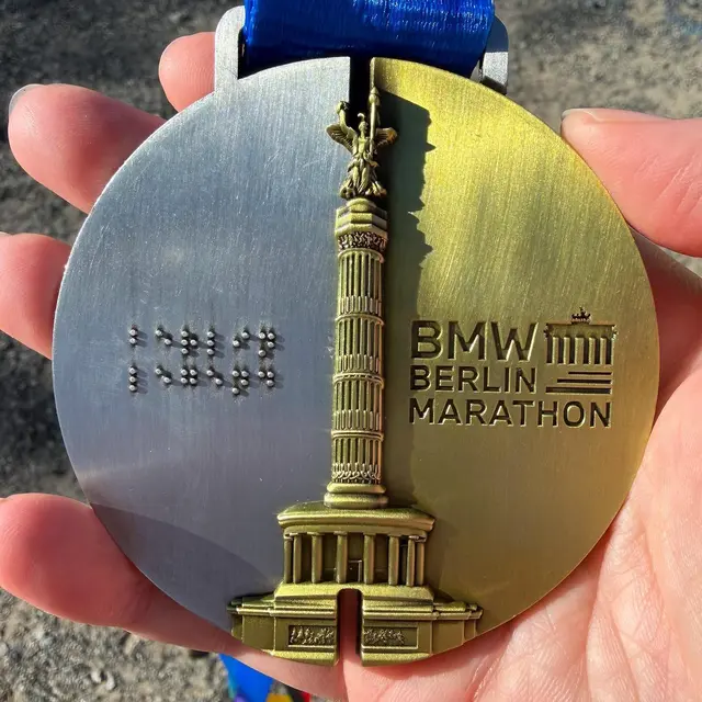 Bettina Huber lief den Berlin-Marathon im FCK-Trikot und stellte eine neue persönliche Bestzeit auf. | Foto: Fotos: Huber