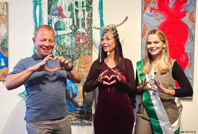 Stadtbürgermeister Martin Heß mit Künstlerin Judith Boy und Kuseline Emelie Ehrgott bei der Vernissage im Stadt- und Heimatmuseum Kusel | Foto: Janine Bondorf