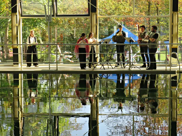 Das Orchester des Wandels mit Spiegelung im ehemaligen Hallenbad Nord | Foto: Brigitte Melder
